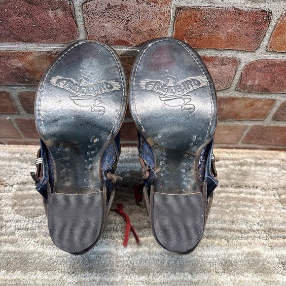 Freebird by Steven Crue Women's Leather Bootie Boots Blue, Size 7 Ankle Zip - Picture 6 of 13